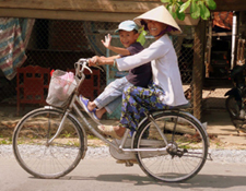Sdostasien, Vietnam: Von den Bergstmmen bis zum Mekongdelta - Vietnamesin mit ihrem Kind auf dem Fahrrad